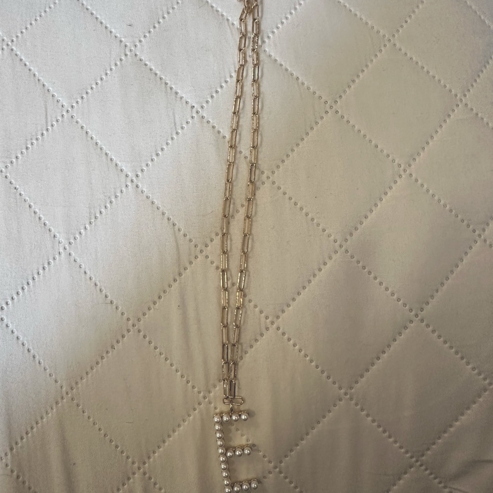 Gold paper clip e pearl necklace